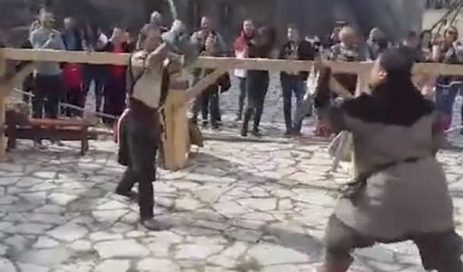 (FOTO/VIDEO) TRESLE SU SE ZIDINE SMEDEREVSKE TVRĐAVE: Mačeve i koplja ukrstili kao srednjevekovni vitezovi!