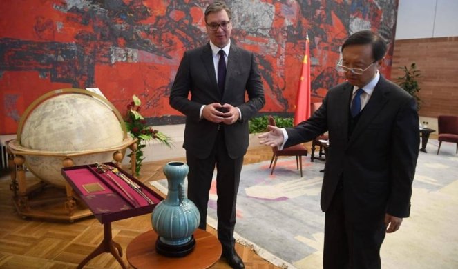 (FOTO) NE VADI ME BEZ POVODA, NE VRAĆAJ ME BEZ ČASTI! Vučić gostu iz Kine poklonio DIJAMANTSKU SRPSKU OFICIRSKU SABLJU!
