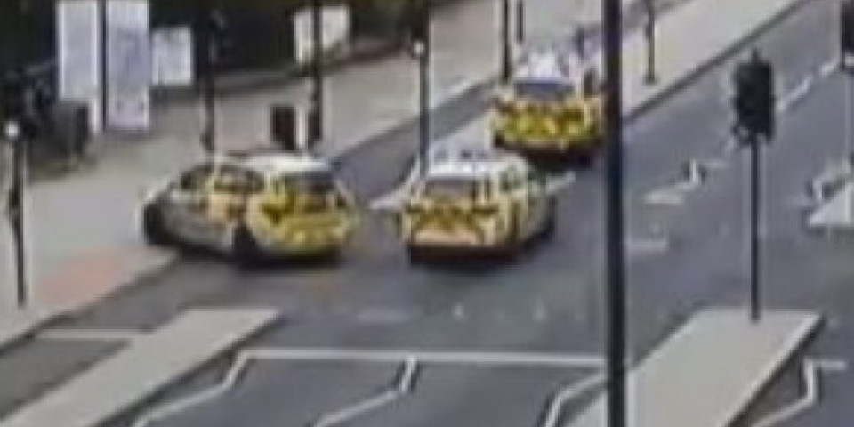 (VIDEO) UZBUNA U LONDONU! Policija opkolila bolnicu u centralnom delu grada, evakuišu se zaposleni, zatvoren Vestminsterski most!