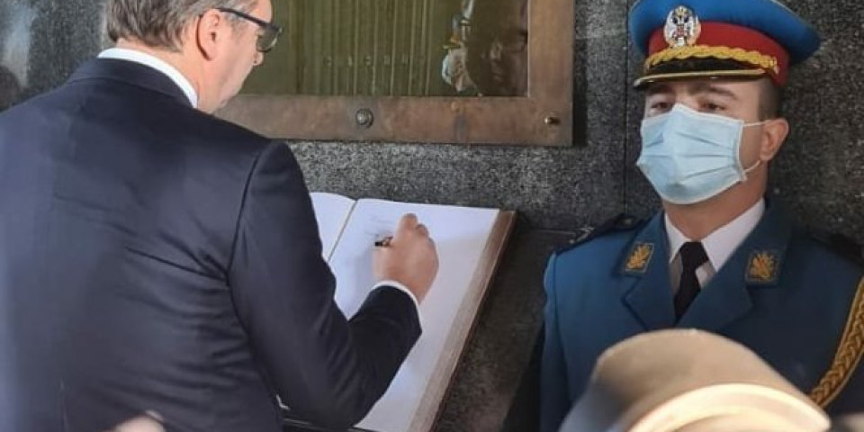 JUNACI, VEČNA VAM SLAVA I HVALA ZA SLOBODU! Vučić položio venac na spomenik Neznanom junaku na Avali