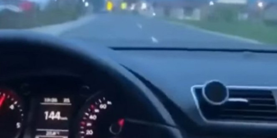 (VIDEO) PAKLENI PAZARSKI RULET! Bahati vozač uživao snimajući se kako sumanuto VOZI 144 NA SAT U BLIZINI ŠKOLE