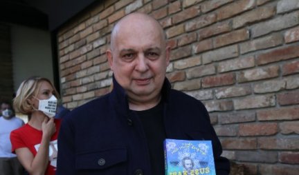 (FOTO) A SADA, NEŠTO SASVIM DRUGAČIJE! Ivan Radovanović predstavio novu knjigu!