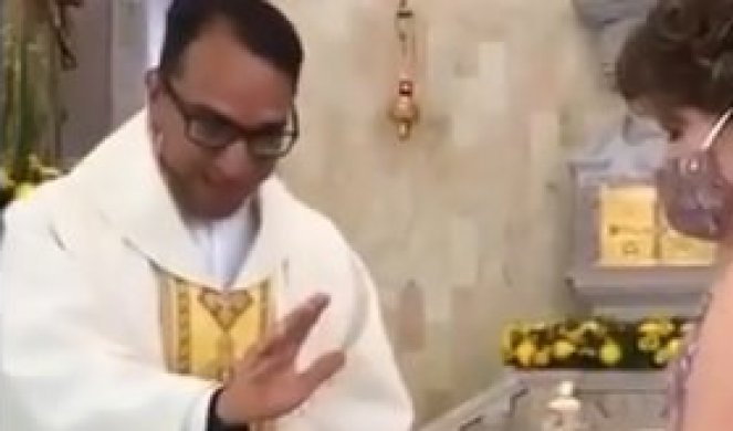 (VIDEO) Sveštenik krenuo da da blagoslov devojčici: Podigao ruku, a onda je usledila SCENA KOJU SU POGLEDALI MILIONI LJUDI