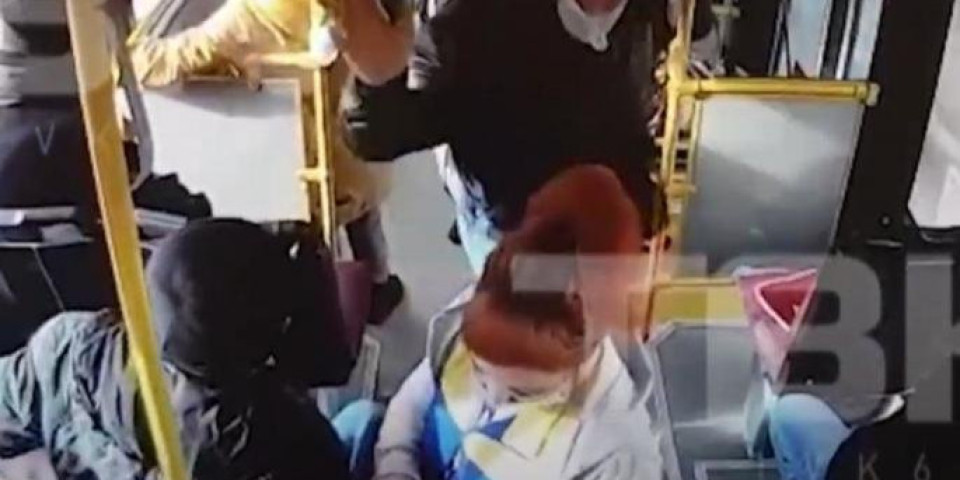 PUTNIK PRETUKAO KONDUKTERKU JER JE TRAŽILA DA STAVI MASKU! Drama u autobusu, putnici gledali u šoku! (VIDEO)