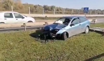 (VIDEO) KARAMBOL SMRTI: U žestokom sudaru, odbijen, automobil van kontrole pokosio je ženu pored puta