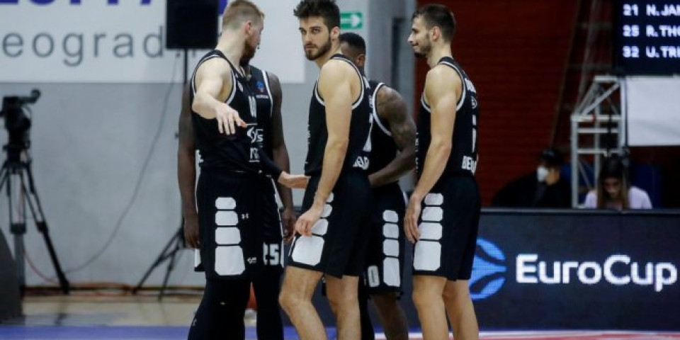 (FOTO) KLUPA SE JOŠ NIJE NI OHLADILA! Partizan odradio prvi trening sa novim trenerom
