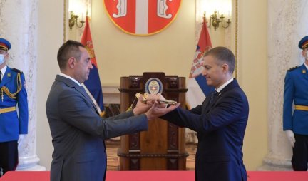 (FOTO/VIDEO) VULIN PREUZEO DUŽNOST MINISTRA UNUTRAŠNJIH POSLOVA, Stefanović mu uručio OFICIRSKU SABLJU