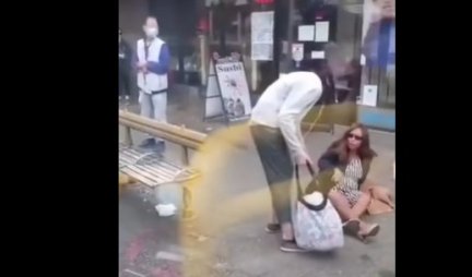 ŽESTOKA TUČA U AUTOBUSU! Haos zbog maske, besnu ženu putnici izbacili naglavačke iz vozila (VIDEO)