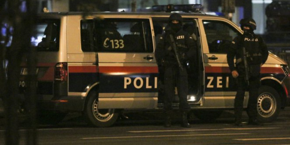TERORISTA U AUSTRIJI KORISTIO SRPSKI KALAŠNJIKOV! Albanac naoružan do zuba, "Zastavom M70" ubijao ljude po Beču!