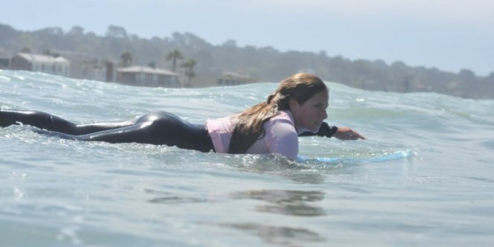 ZNA SE ŠTA JE VAŽNO U ŽIVOTU! Lepa surferka pokazala sve svoje veštine, a onda je uradila nešto SASVIM NEOČEKIVANO!