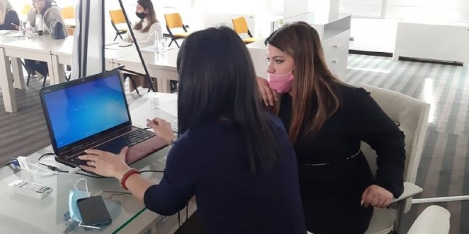 OSNAŽIVANJE ŽENA JE U TOKU: Romska feministička škola održala niz predavanja u Zrenjaninu