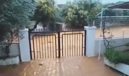 DRAMA NA KRITU! LJUDI NA KROVOVIMA TRAŽE SPAS OD BUJICE! Zbog snažnih kiša poplavljeno na stotine domova, voda nosi automobile! (VIDEO)
