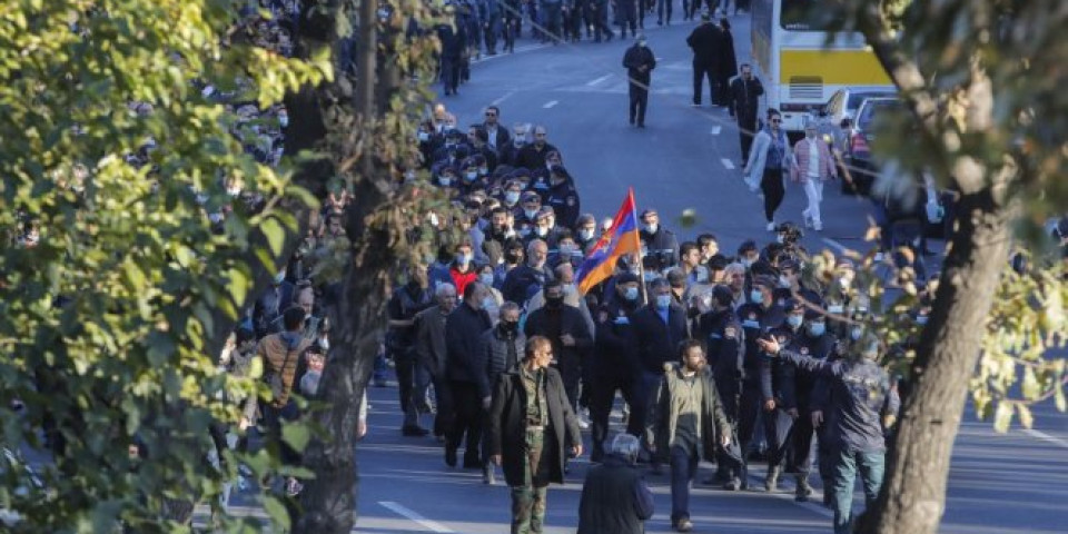 NAPETO U JEREVANU, demonstranti krenuli ka parlamentu! (FOTO/VIDEO)