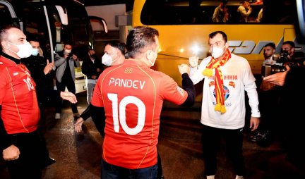 (FOTO) ZAEV SA "DESETKOM" NA LEĐIMA! Doček reprezentacije Severne Makedonije nakon plasmana na Evropsko prvenstvo!