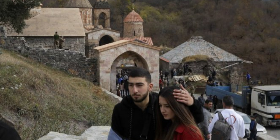 POTRESNE SCENE! PRAVOSLAVCI NA POSLEDNJOJ MOLITVI U MANASTIRU! Jermeni napuštaju svoje svetinje (FOTO)