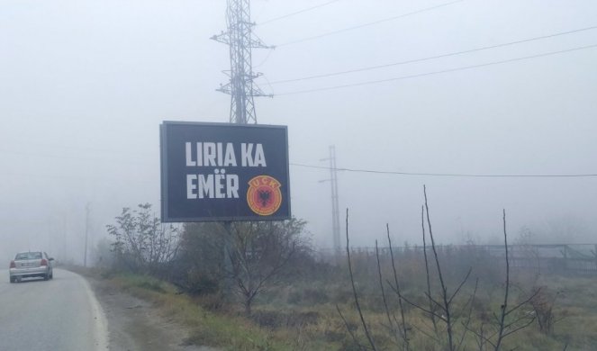 (FOTO) STRAŠNA PROVOKACIJA ALBANACA! U Gračanici POSTAVLJEN SRAMAN OVK BILBORD!