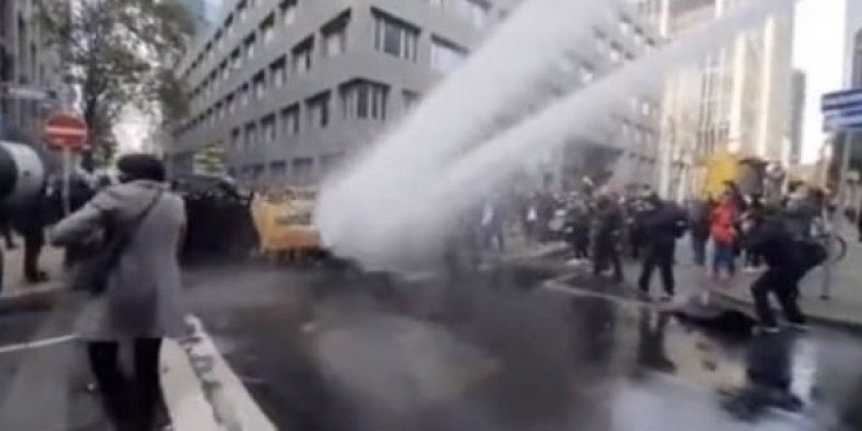 VODENIM TOPOVIMA NA DEMONSTRANTE! Nemačka policija razbila proteste održane zbog antipandemijskih mera! (VIDEO)