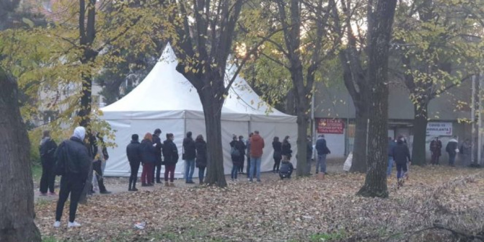 (Foto) Šatori ispred kovid ambulanti, građanima se olakšava čekanje!