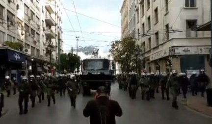 SUKOB POLICIJE I DEMONSTRANATA U GRČKOJ! Upotrebljen suzavaca i bačene ŠOK BOMBE! (VIDEO)