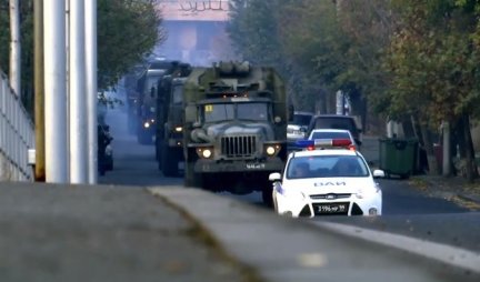 RUSI DOLAZE! Objavljen snimak kretanja kolone mirovnjaka na putu za Karabah! (VIDEO)