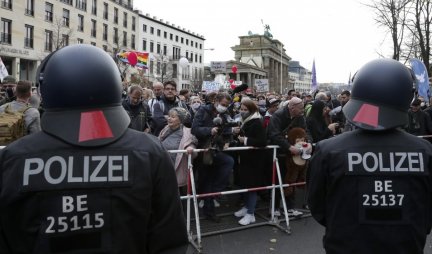 DESNIČARI SE BOGATE OD PRIČE O "KORONA DIKTATURI"?! Evo iz kojih razloga nemačka opozicija gura ljude na ulicu!
