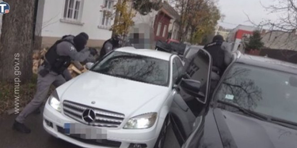 (VIDEO) OPKOLJAVAJU BELI "MERCEDES", VOZAČA OBARAJU NA POD! Pogledajte efikasnu akciju POLICIJE prilikom hapšenja osumnjičenih za ubistvo Bojana Mirkovića!