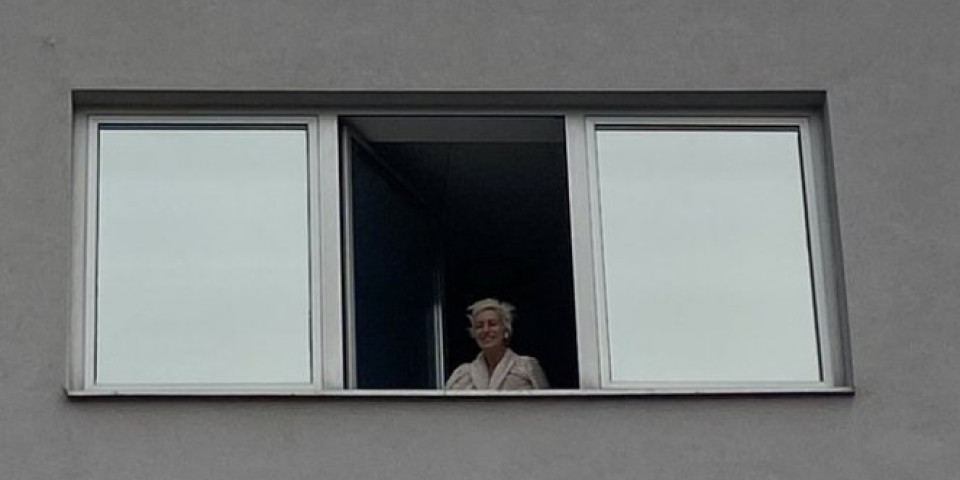 (FOTO) PRVE SLIKE VODITELJKE ZADRUGE NAKON OPERACIJE! Dušica Jakovljević se pojavila na prozoru bolnice
