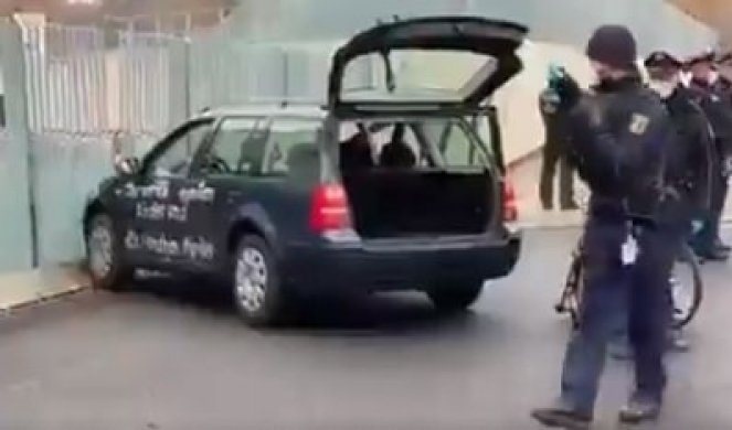 "PROKLETE UBICE DECE I STARIH LJUDI" Jezive poruke na automobilu koji se ZAKUCAO u ogradu Angele Merkel! (VIDEO)