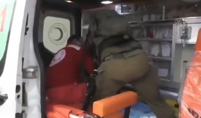POKUŠAJ KIDNAPOVANJA IZ AMBULANTNOG VOZILA! Izraelski vojnici hteli da uhapse RANJENOG Palestinca, ali doktori se NISU UPLAŠILI! (VIDEO)