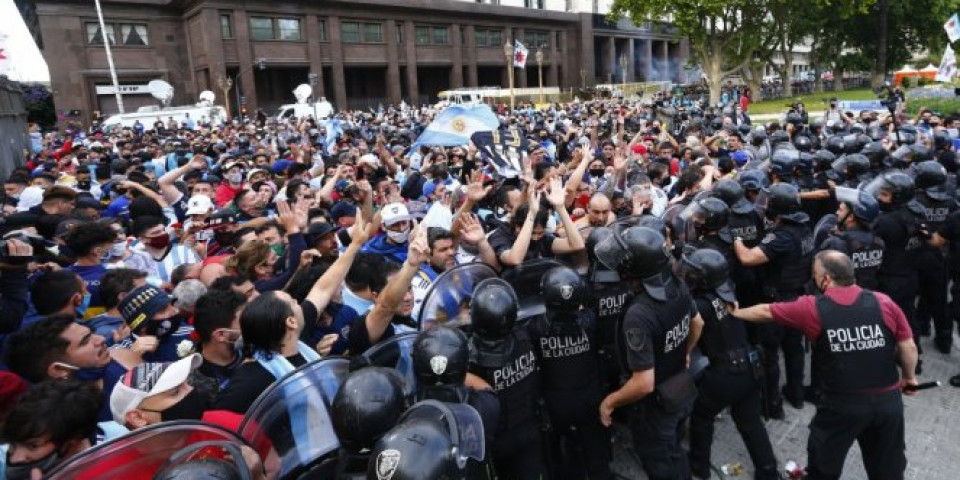 (VIDEO) TUČA POLICIJE I NAVIJAČA! Haos na ispraćaju Maradone, narod hoće što pre da dođe do kovčega!