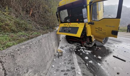 (FOTO) STRAVIČAN PRIZOR KOD ČAČKA Prevrnuo se kamion koji je prevozio ŽIVI KREČ, vozač sa teškom povredama hitno odvezen u bolnicu