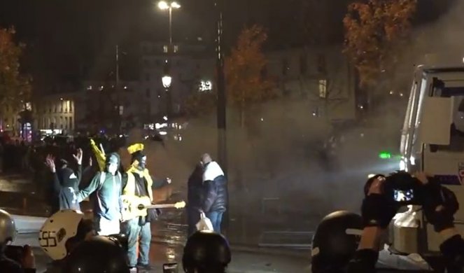 (VIDEO) NASILJE U PARIZU! Širom zemlje protesti, PALE SE VATRE NA ULICI, policija baca SUZAVAC i upotrebljava VODENE TOPOVE!