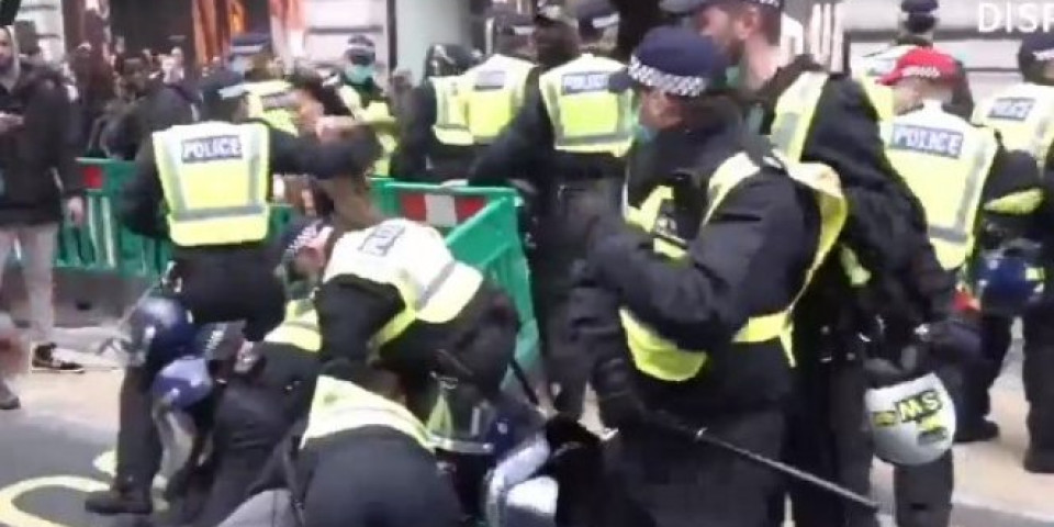 PROTESTI PROTIV KOVID MERA U LONDONU! Priključili se i antivakcinaši, više od 60 uhapšenih! (VIDEO)