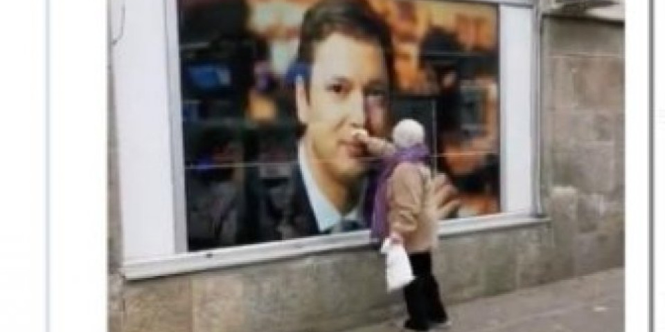 PENZIONERI SU IM ZA ODSTREL! Đilasovci osuli paljbu po baki koja je zastala pored izloga na kojem je Vučićeva fotografija! (FOTO)