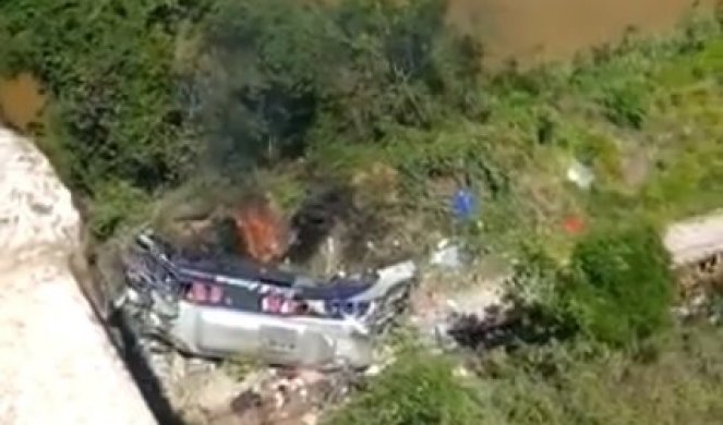 HOROR U BRAZILU! Autobus sleteo sa nadvožnjaka, najmanje deset ljudi poginulo! (VIDEO)