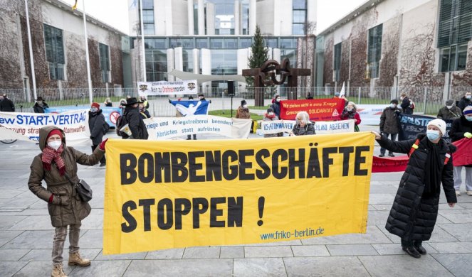 DEMONSTRANTI FORMIRALI LJUDSKI LANAC! Ispred nemačkog parlamenta zahtevaju RAZORUŽANJE!
