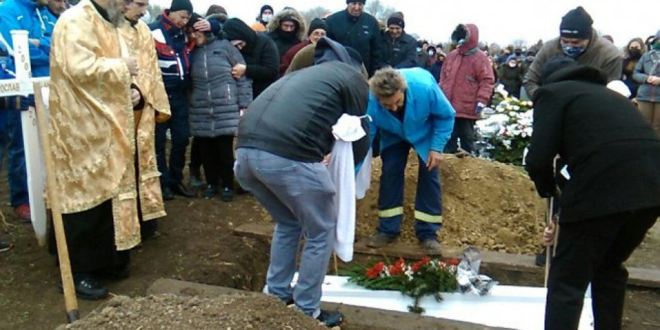 (FOTO/VIDEO) I NEBO JE PLAKALO ZA MIKIJEM: Uz jecaje i suze dečak je sahranjen na groblju u Mokrinu, ŽIVOT JE IZGUBIO U BIZARNOJ NESREĆI