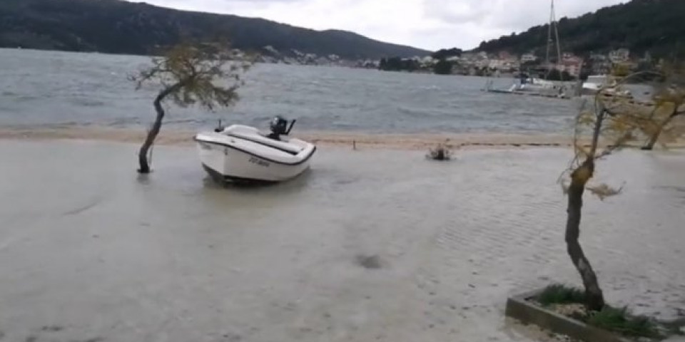 OLUJA POGODILA HRVATSKU! Snažni udari vetra i izražena plima, more se IZLIVA! (VIDEO)