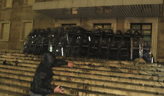 VODENIM TOPOVIMA NAPRAVILI KORDON OKO ZGRADE VLADE! Četvrto veče protesta u Tirani, policija baca suzavac i HAPSI!