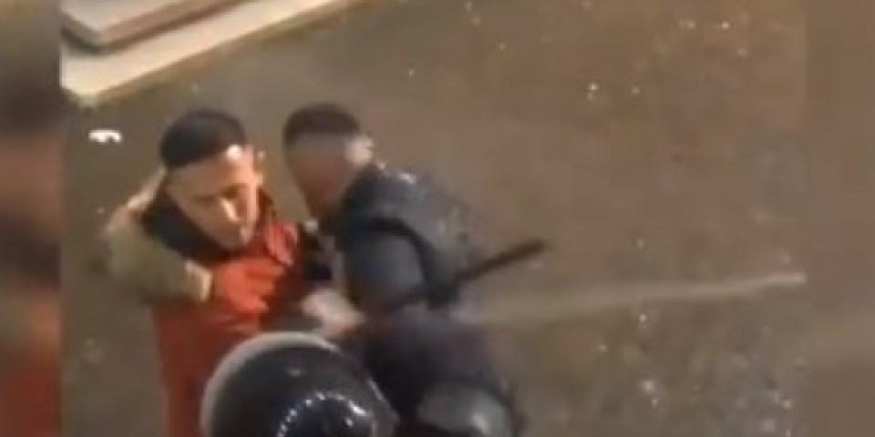 JOŠ JEDNO VEČE NASILJA U TIRANI! Albanska policija koristi suzavac i batinanje da rastera demonstrante! (VIDEO)