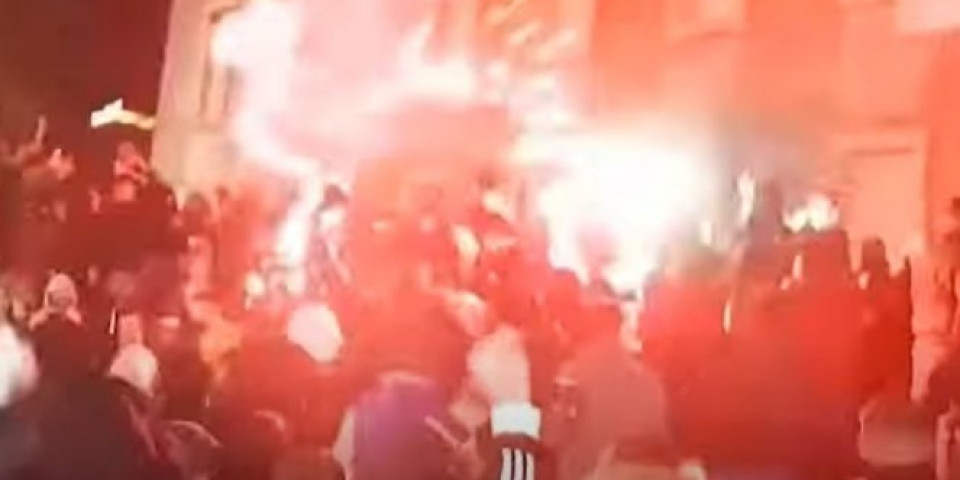 VELIKI SUKOBI DEMONSTRANATA I POLICIJE U TIRANI! Treću noć zaredom protesti zbog policijskog ubistva, povređeno više od 20 policajaca! (VIDEO)
