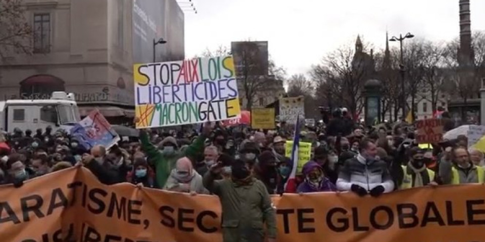 MASOVNI PROTESTI U FRANCUSKOJ! Hiljade ljudi protiv Makronovog zakona o bezbednosti, POLICIJA HAPSI DEMONSTRANTE! (VIDEO)