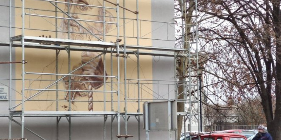 KAO DA NAS GLEDA PATRIJARH IRINEJ: Naziru se konture murala, u centru Zrenjanina ovekovečio ga slikar Viorel Flora