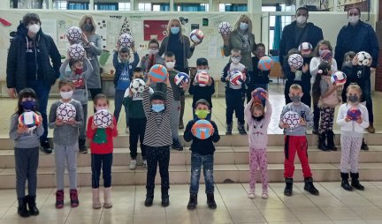 U ŽITIŠTU BRINU O BUDUĆNOSTI:  Osnovci sportisti škole "Sveti Sava" dobili lopte na poklon