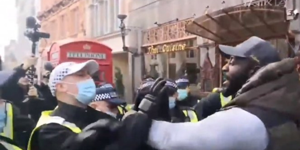 NEREDI U LONDONU ZBOG KORONA MERA! Policija hapsila demonstrante! /VIDEO/