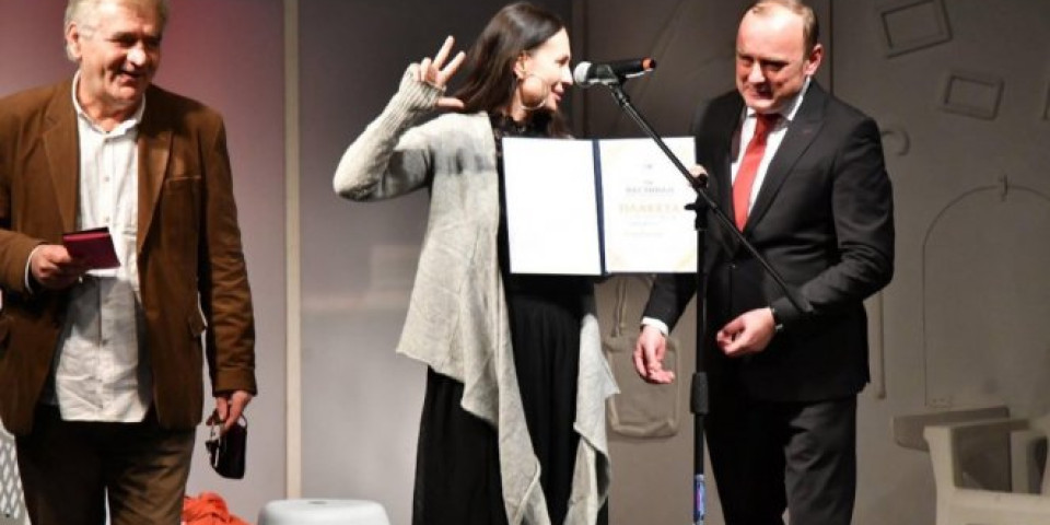 VELIKO PRIZNANJE ZA SRPSKU GLUMICU! Jelica Kovačević nagrađena u Sarajevu za monodramu "Zašto baš on?"