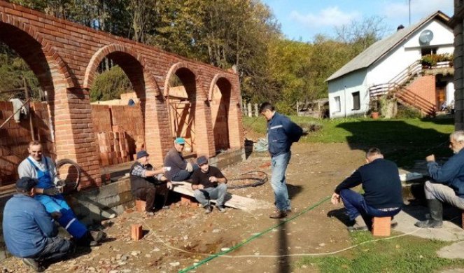 SLOŽNA BRAĆA KONAK GRADE: Meštani četiri podnorudnička sela uz pomoć dobrovoljnih priloga ZIDAJU U ŠUMADIJSKOM STILU