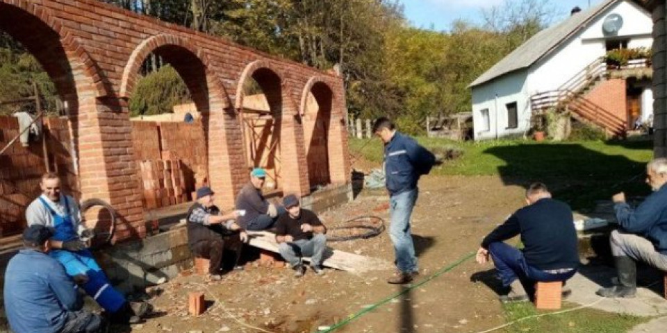 SLOŽNA BRAĆA KONAK GRADE: Meštani četiri podnorudnička sela uz pomoć dobrovoljnih priloga ZIDAJU U ŠUMADIJSKOM STILU