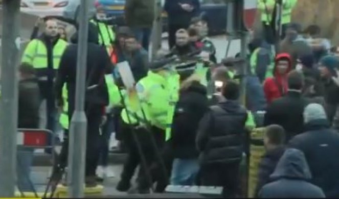 KLJUČA U BRITANIJI! KAMIONDŽIJE KRENULE NA POLICIJU! Sukobi u engleskoj luci Dover zbog blokade granice sa Francuskom! /VIDEO/