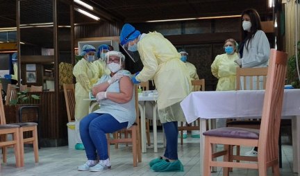 KO SE BOJI KORONE JOŠ: Doktorka i pukovnik u penziji prvi primili vakcine u Novom Sadu